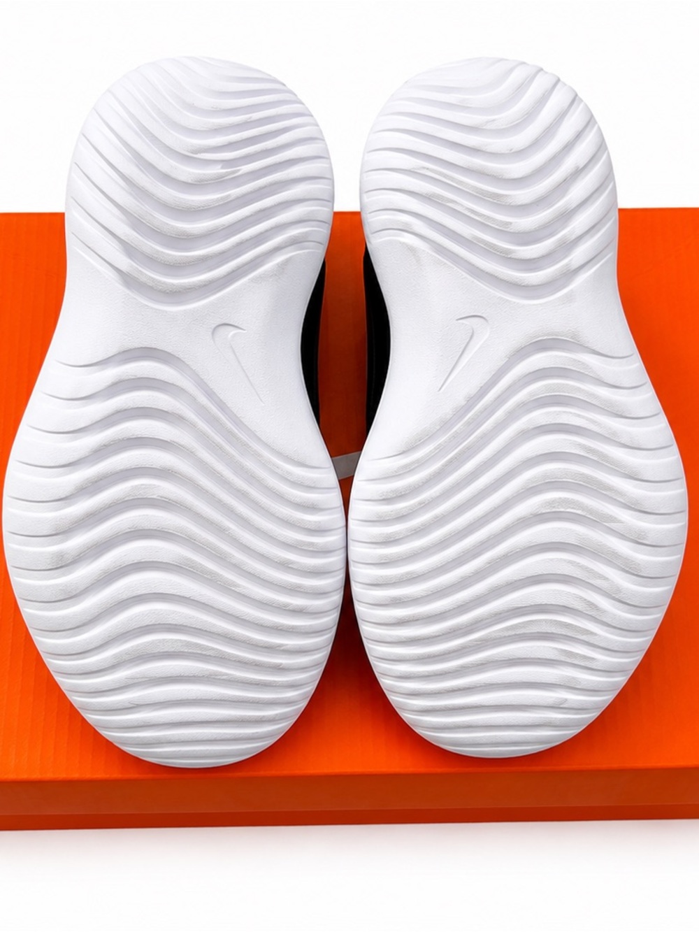 NEW Nike Flex Runner Boys Size 4 Black/White – Never Worn with Box - Picture 3 of 4